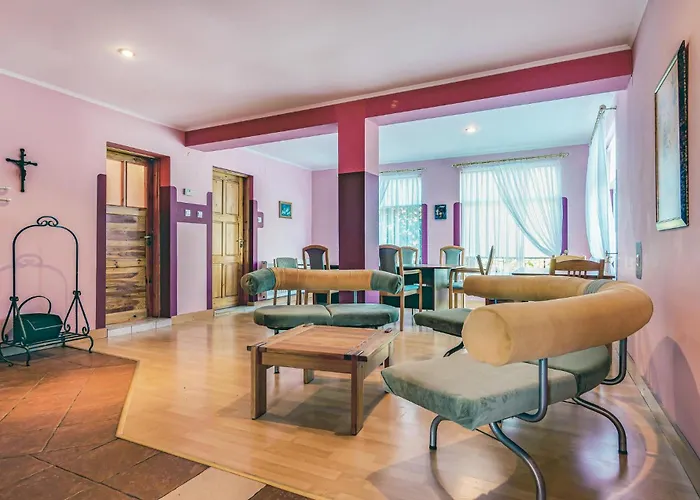 8 Bedroom Beautiful In