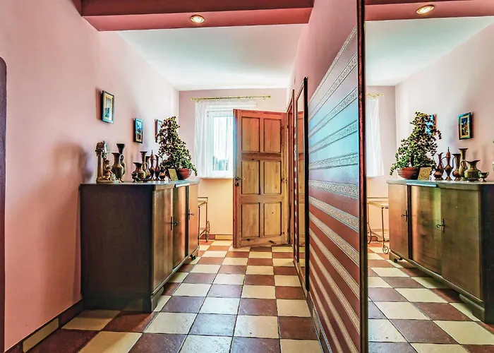 8 Bedroom Beautiful In 米亚斯特科